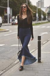 Flared asymmetric jeans