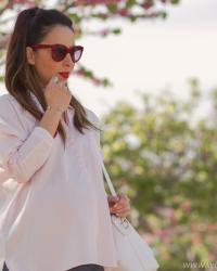 Look básico y complementos estilosos: Gafas de sol burdeos y bolso blanco
