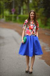 pestrofarebný jarný outfit // blue midi skirt with floral crop top