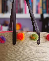 DIY: prírodná slamená kabelka s brmbolcami // pom pom straw tote 