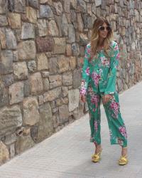 Pijama de flores y sandalias de raso