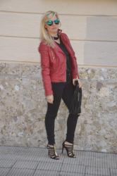 BLACK TOTAL LOOK -  CHIODO IN PELLE ROSSA ABBINATO AD UN OUTFIT NERO -