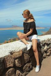 Con hombros al aire por Lanzarote