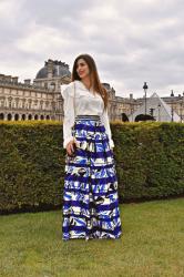 Parigi: una blusa con le ruches e una maxi gonna a righe