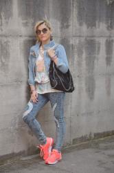 DENIM TOTAL LOOK - OUTFIT SPORTY E CASUAL: GIUBBINO IN DENIM, JEANS E SNEAKERS - 