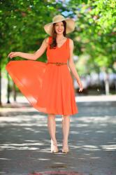 zažiarte v oranžových šatách na letnej svadbe alebo záhradnej párty // tipy ako zvoliť správne doplnky k šifónovým šatám