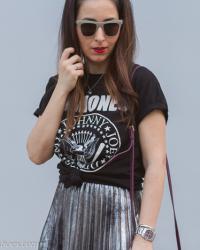 Camiseta Ramones y Falda Plisada Plateada