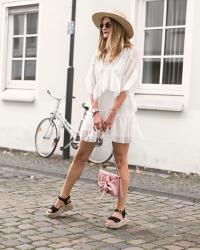 Straw hat and bow bag