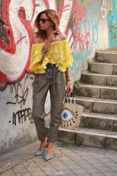 top volante amarillo off the shoulder pantalones talle alto y mules vichy