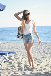 Look da spiaggia - Shorts di jeans e maxi bag 