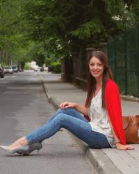 rozkvitnutá blúzka a šedé lodičky // floral blouse and grey pumps