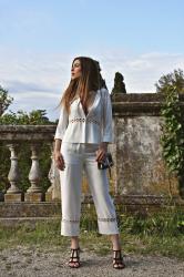 Total white: il look tutto bianco che fa tendenza