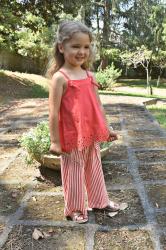 Moda per bambini: pantaloni a palazzo a righe bianche e rosse