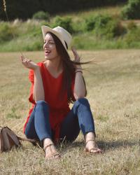 červená blúzka v letnej prírode // red blouse in summer nature