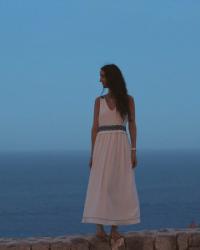 Longue robe blanche à Eivissa (Ibiza)