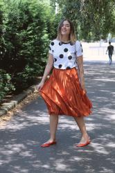 Maxi dots and pleats