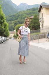 Gingham skirt and graphic tee – How to style gingham