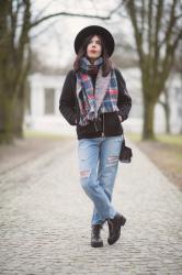 Sweter cold shoulder, bomberka i mom jeans z dziurami