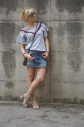 OUTFIT: DENIM SKIRT AND GREY T-SHIRT - COME ABBINARE UNA T-SHIRT CON POM POM -