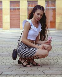 BLACK AND WHITE | LACE UP | GRID SKIRT