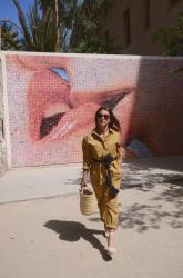 Mon look « Mediterranement » en combinaison sur fond d’oeuvre d’art