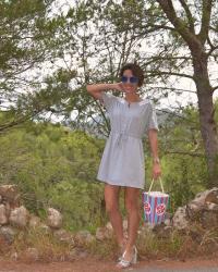 VESTIDO GRIS CON APLIQUES BORDADOS EN HOMBROS