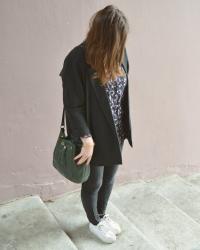 Une chemise fleurie & un blazer noir