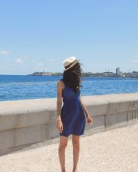 [INSTANT COULEUR] La petite robe bleu satin à Cuba