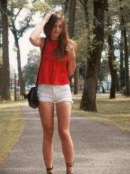 RED BLOUSE & WHITE RIPPED SHORT