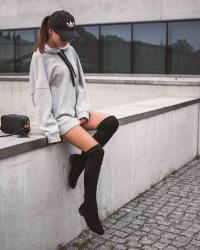 GREY SWEATSHIRT | STREET STYLE