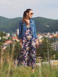 dlhé kvetované maxi šaty // maxi floral dress with denim jacket