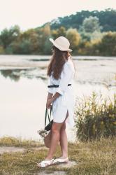 Biała sukienka w wakacyjnej stylizacji