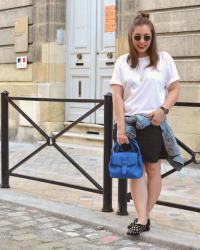 Veste en jean nouée et Mules à clous…