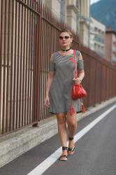 How to perk up a plain t-shirt dress (Fashion Blogger Outfit)