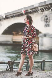 Robe à fleurs en bord de Seine – Elodie in Paris