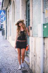 LOOK CON SHORTS VAQUEROS Y BODY NEGRO EN LISBOA