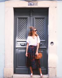 LOOK CON FALDA MIDI Y MESSY BUN