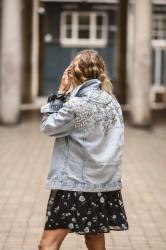 Veste en jeans à sequins et robe fleurie