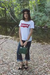 Básicos: Camiseta Levis y vaqueros desflecados