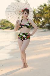 Outfit: the 50s style bikini of tropical dreams