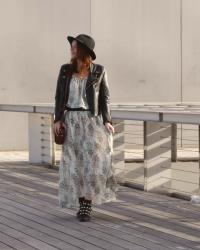 Boots à perles + robe longue pour un look bohème rock