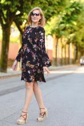 Little black floral dress for warm Autumn Vibes ( Fashion Blogger Outfit)