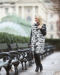 Winter Outfit: Stiefel, Fake Fur Weste & Lederröhre.