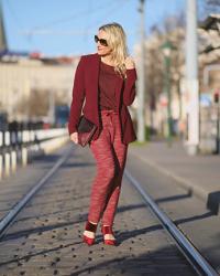 Lady in red 2.0: Samt Heels, Joggers & Blazer.