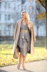 Monochromes Business Outfit: Nude, beige & grau.