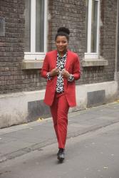 Porter un tailleur pantalon rouge au bureau