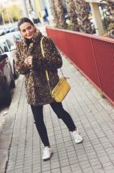 Look básico con abrigo leopardo