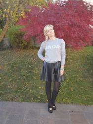 SUNDAY SWEATER AND BLACK PLEATED SKIRT - MAGLIOCINO CON GIORNI DELLA SETTIMANA ABBINATO AD UNA GONNA NERA A PIEGHE -