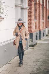 Streetstyle mit Teddy-Coat und Hightop-Sneakern, die kuscheligsten Must-Haves für den Winter