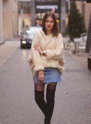 Pull loose, jupe en jean & cuissardes